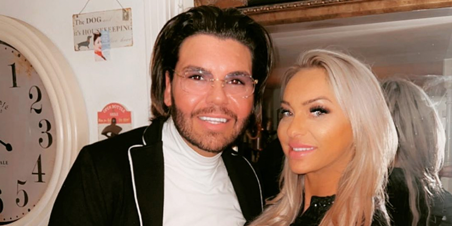 VA VA VOOM: Roy Donders en Michelle stralen op het strand in Griekenland