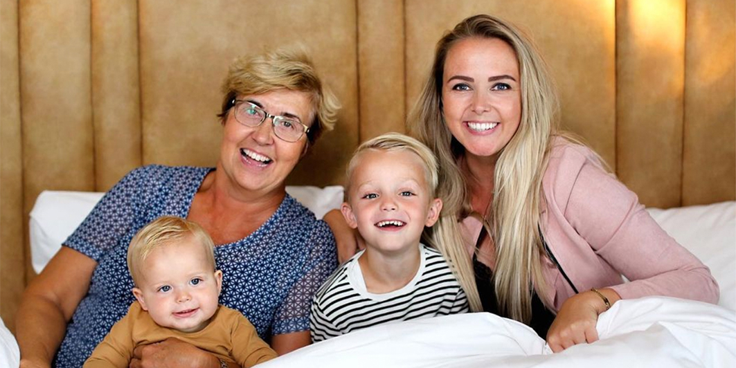 Monique zet jarige moeder Gerda in het zonnetje! 'Onze lieve (o)ma die