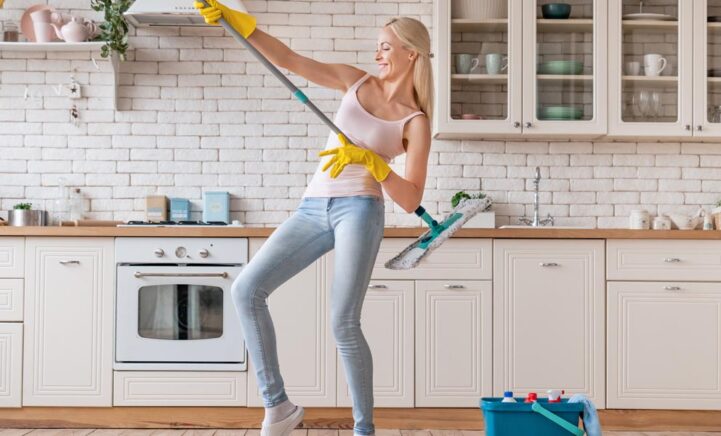 HUH?! Vrouwen beginnen schoonmaken massaal leuk te vinden door dít product te gebruiken