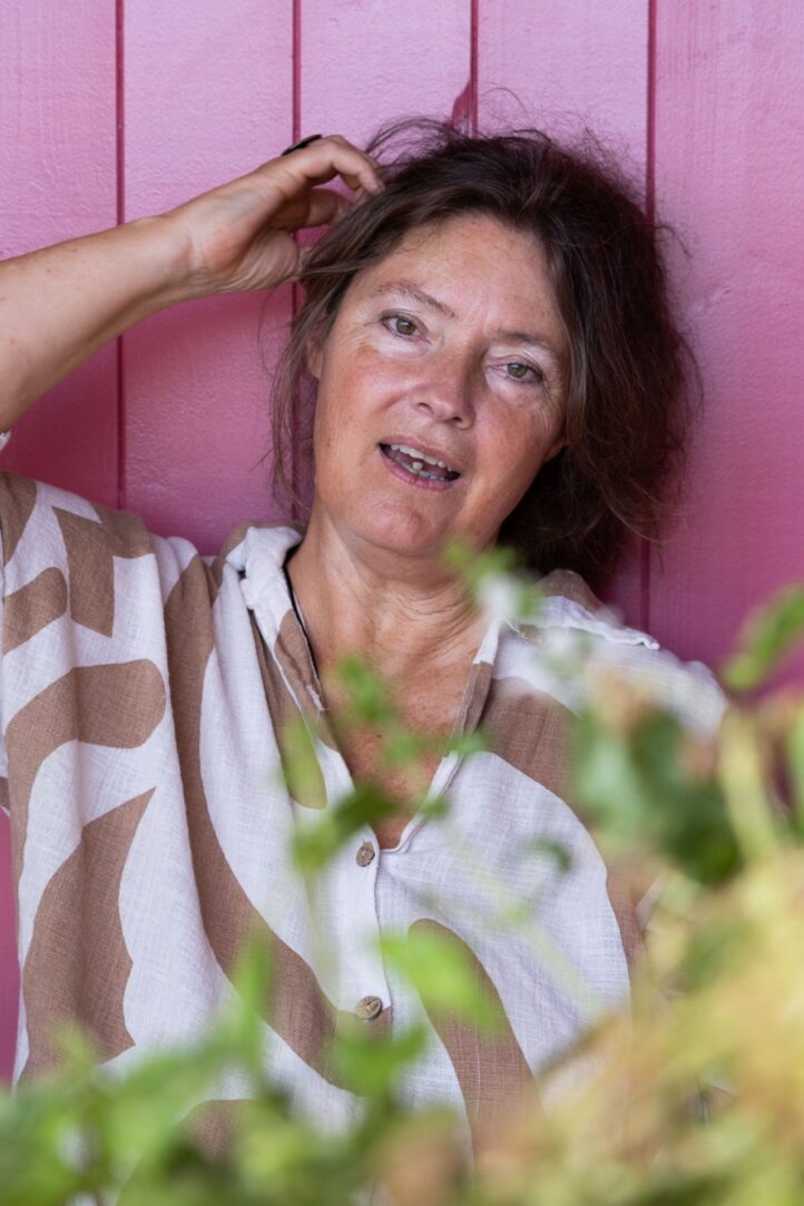 Maria roze wand hand in haar